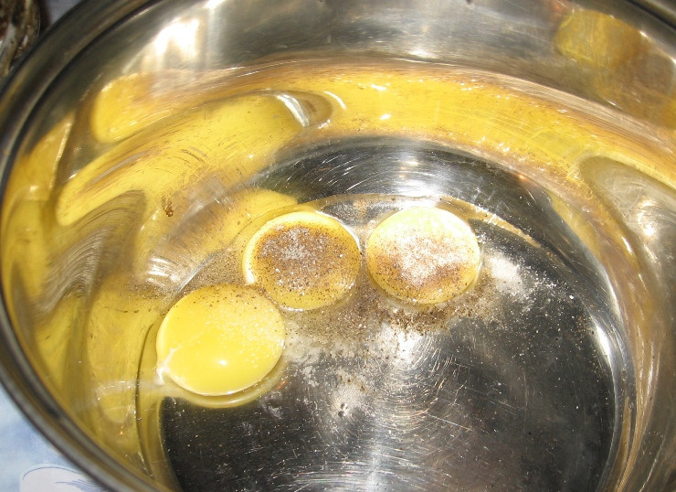 1. Этап. Соус для горбуши: Вливаем в кастрюльку вино, добавляем специи и соль.