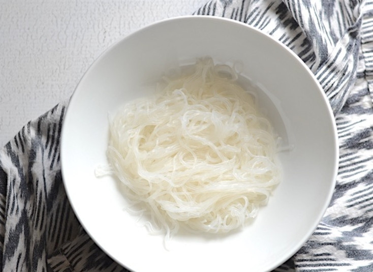 1. Этап. Овощной суп с карри: Пока варится суп, подогрейте воду для лапши. Как только закипит, забросьте лапшу и проварите её 2-3 минуты (или согласно инструкции на упаковке). Затем лапшу процедите (чтобы вода стекла) и отложите пока в сторону.