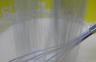 1. Этап. Ванильные блины с шоколадной начинкой: Влить молоко и растительное масло. Просеять муку с содой и замесить тесто. Если оно окажется густым, можно довести его до нужной консистенции кипяченой водой.