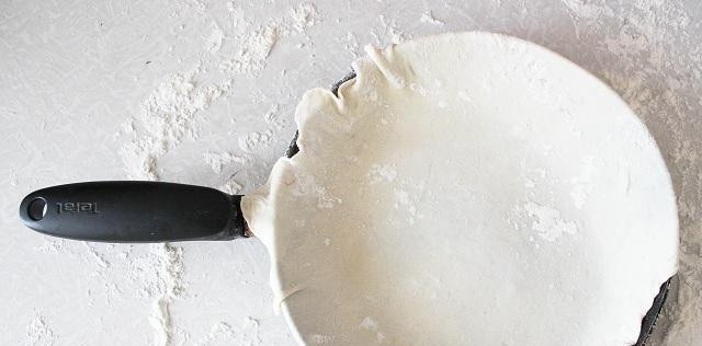 1. Этап. Тайские блины с бананом: Разделите тесто на 2 части. Очень тонко раскатайте каждую в большой блин. Влейте масло на сковороду. Уложите в неё блинчик.