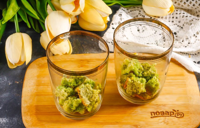 1. Этап. Ягодные трайфлы: Раскрошите бисквит и выложите половину массы в стаканы, чашки или креманки.