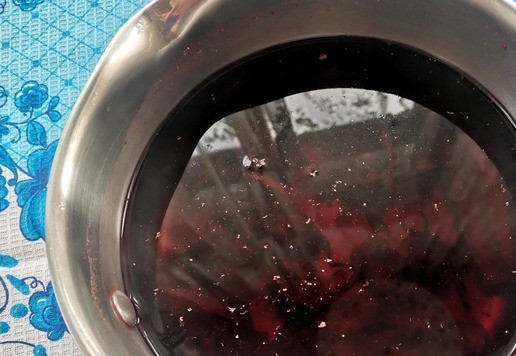 1. Этап. Чай Красная девица: Поставить ковш на плиту, довести до кипения и варить на медленном огне 3-4 минуты.