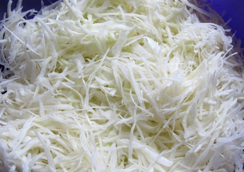 1. Этап. Бомбовая капустка: 2. Шинкуем капусту в большую емкость. Для измельчения используйте комбайн или шинковку.