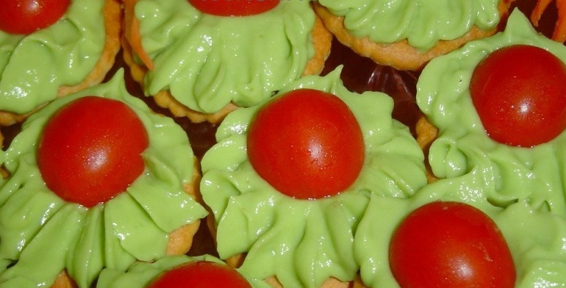 1. Этап. Пюре из авокадо: 4. Готово! Подавать рекомендую с крекерами и помидорками черри. Приятного аппетита!