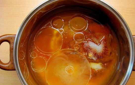 1. Этап. Маринованный перец на зиму: В кастрюлю наливаем воду и смешиваем ее с томатной пастой. Добавляем растительное масло, соль и сахар по вкусу, перемешиваем все.