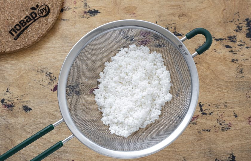 1. Этап. Каша из тапиоки: Шарики тапиоки промойте, затем откиньте на сито, чтобы стекла вода.