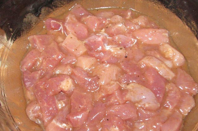 1. Этап. Мясо по-императорски: 3. В миску с маринадом отправить мясо, предварительно посолив и поперчив его по вкусу. Оставить мясо минимум на 1 час в холодильнике. Можно мариновать его и всю ночь.