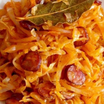 Тушеная капуста с колбасками