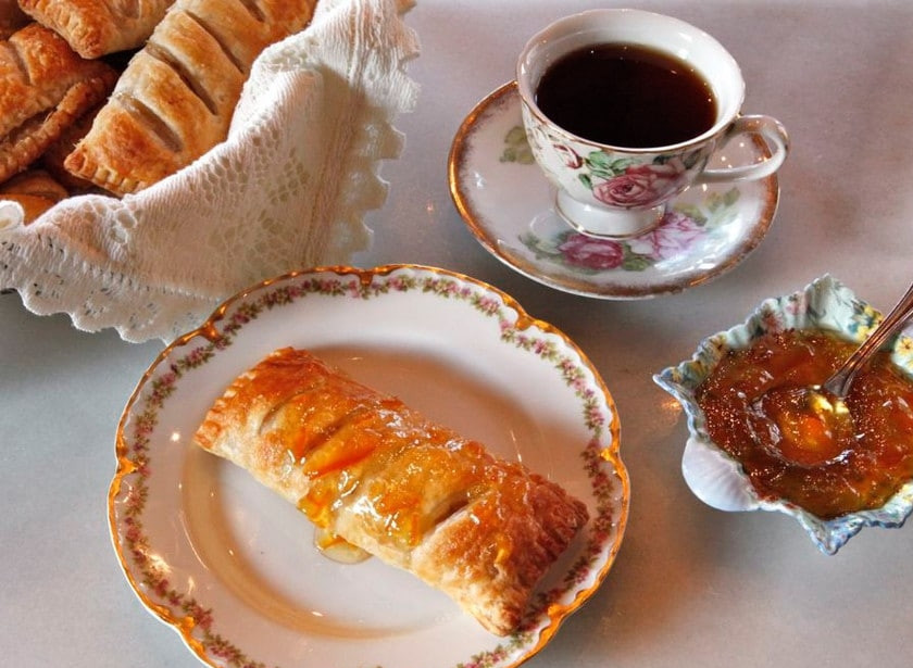 1. Этап. Яблочные слойки с корицей: 8. Выпекайте слойки 25 минут при 200 градусах в духовом шкафу. Приятного чаепития!