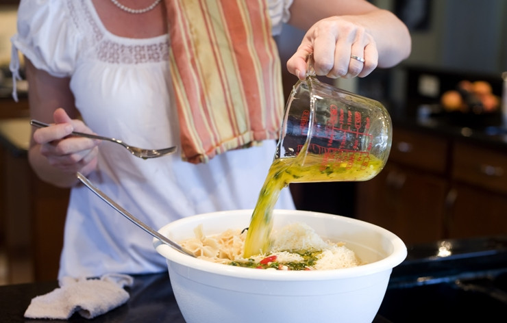 1. Этап. Cалат с макаронами Бантики: Вливаем пармезан и соусом.