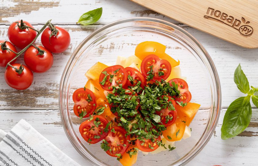 1. Этап. Салат с ананасом, помидорами и сыром: Мелко порубите кинзу и зеленый базилик.