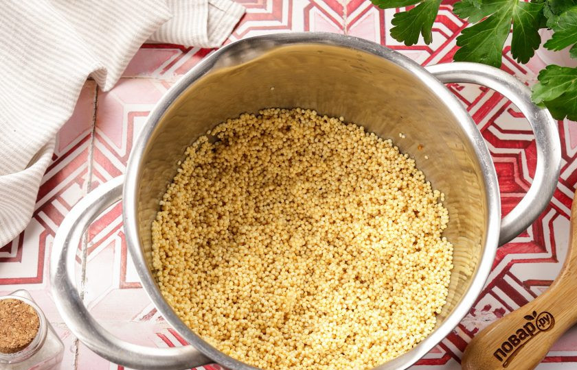 1. Этап. Пшённая каша с картофелем: Пшено обдайте кипятком, чтобы убрать возможную горечь, затем хорошо промойте и переложите в кастрюлю.