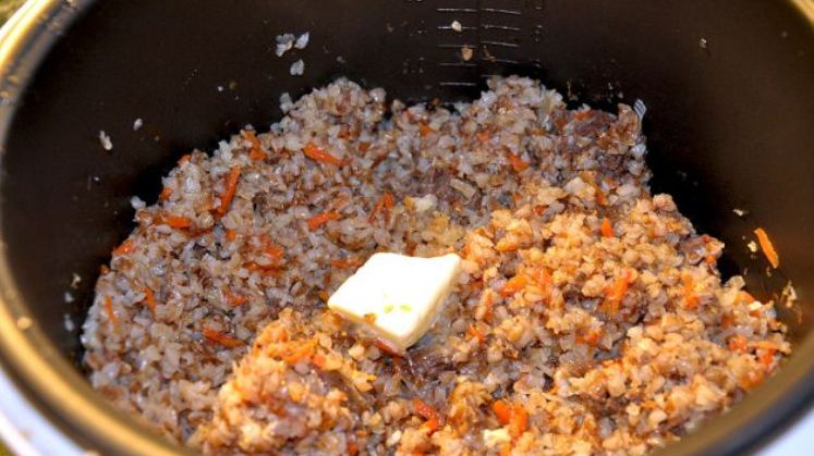 1. Этап. Гречка с тушенкой и грибами: Теперь засыпаем гречку и наливаем 4 стакана воды. Перемешиваем, и включаем режим 