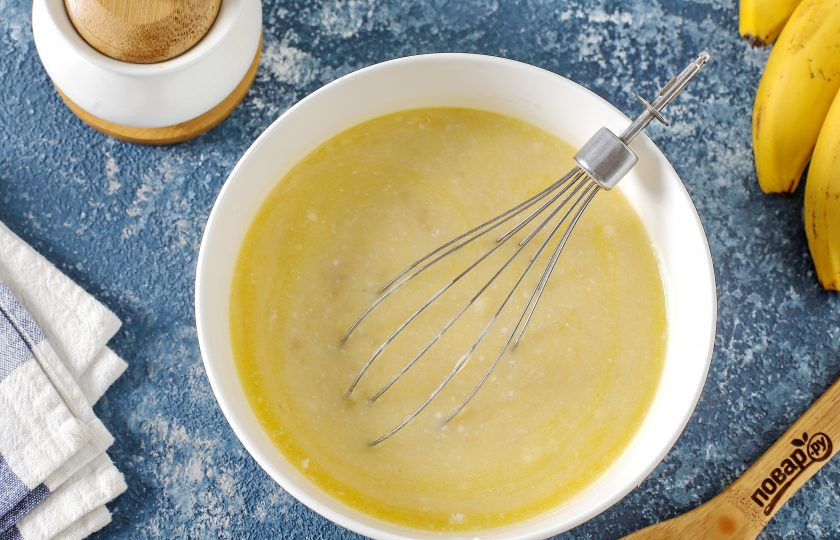 1. Этап. Банановые маффины на кефире: Влейте кефир, добавьте разрыхлитель, соль и сахар.