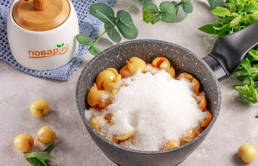 1. Этап. Джем из желтой черешни: Черешню промойте в воде и удалите из ягоды косточки. Всыпьте в казан или в ковш с антипригарным дном, добавьте сахарный песок. Влейте лимонный сок и всыпьте ванильный сахар или молотую корицу. Аккуратно все перемешайте и поместите емкость на плиту.