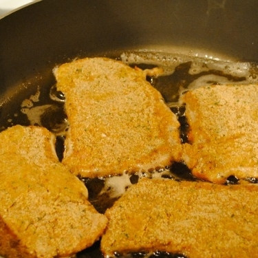 1. Этап. Отбивная по-милански: Берем большую сковороду, разогреваем в ней масло. В горячее масло кладем отбивные, обжариваем их примерно 2-3 минуты с одной стороны...