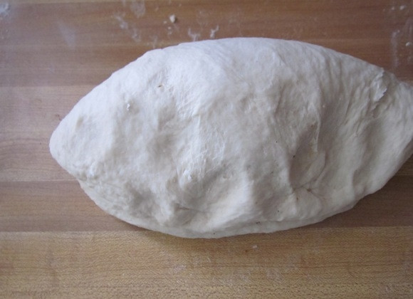 1. Этап. Вкусные бублики: 6. Накройте тесто, чтобы корица с изюмом оказались внутри, разомните тесто.