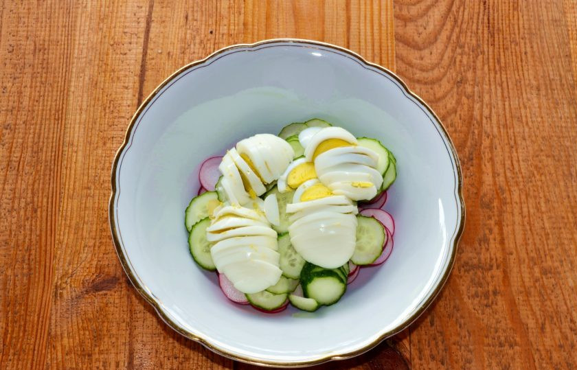 1. Этап. Салат из редиса с огурцом и яйцом: Яйца остудите, очистите и нарежьте.