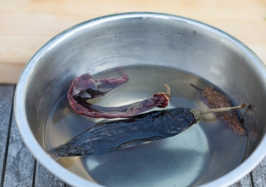 1. Этап. Плечо ягненка на гриле: 1. Замочите чили в миске с водой.