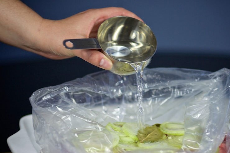 1. Этап. Ростбиф из говядины классический: Духовку разогрейте до 180 градусов. В пакет с говядиной влейте воду.