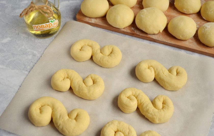 1. Этап. Золотые булочки: 7. Каждый шарик теста раскатайте на столе в полоску длиной 20 см. Придайте форму буквы 