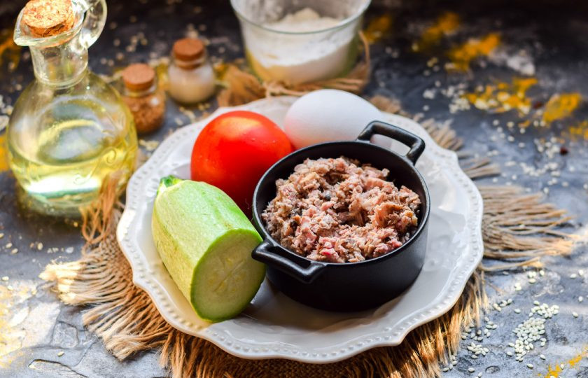 1. Этап. Запеканка из кабачков с фаршем и помидором: Подготовьте все ингредиенты.