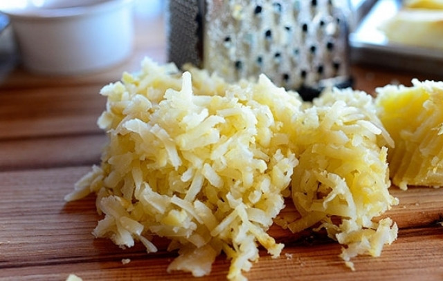 1. Этап. Картофельная яичница: Когда картофель будет полностью готов, выключите духовку и достаньте его. Дайте клубням остыть. Снимите с них кожуру и натрите картофель на терке.