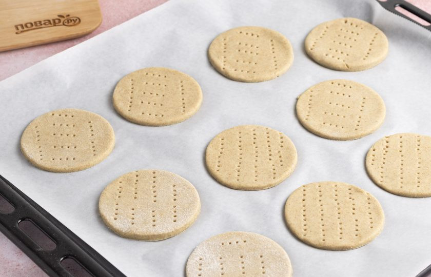 1. Этап. Ржаные лепешки постные: Выложите лепешки на пергамент для выпечки. Наколите вилкой, чтобы они не вздувались. Выпекайте лепешки 15-17 минут в разогретой до 180 градусов духовке.