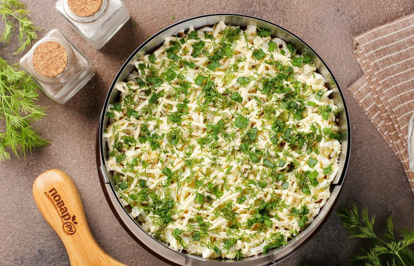 1. Этап. Салат Шпротка: Посолите, поперчите, сделайте сеточку из майонеза и украсьте зеленью.