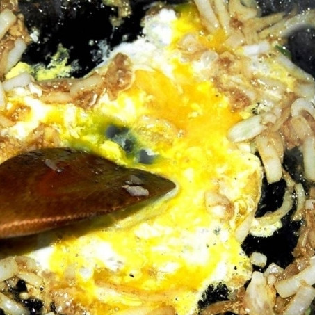 1. Этап. Рис с ананасом: Разбиваем в овощи яйцо, быстро перемешиваем.