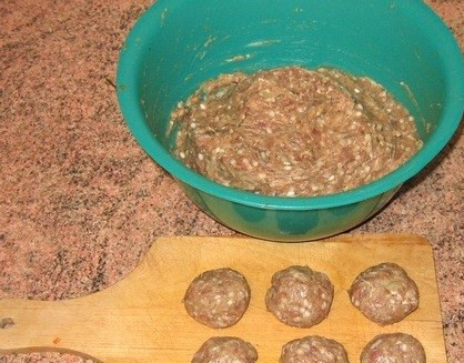 1. Этап. Ежики из говядины: Из фарша формируем тефтели и панируем в муке.