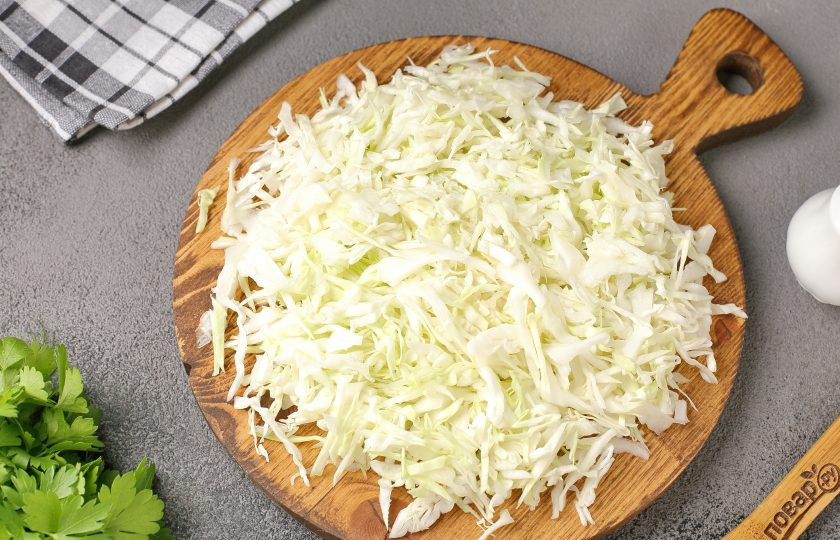 1. Этап. Оладьи для диабетиков: Капусту тонко нашинкуйте.