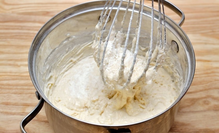 1. Этап. Хрустящий белый хлеб: 6. Добавьте оставшуюся муку в миску и снова перемешайте.