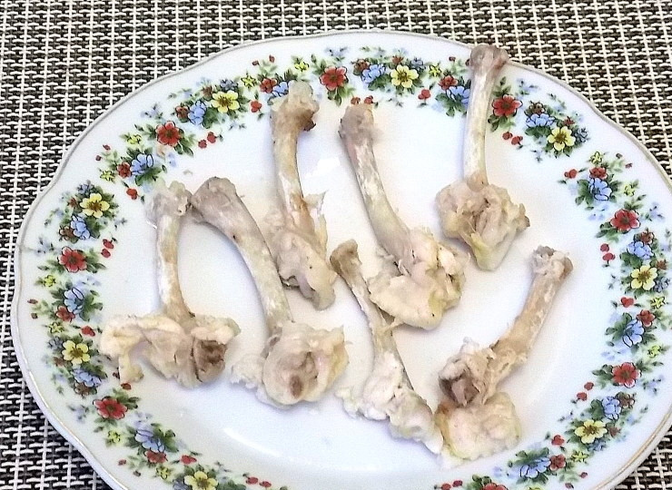 1. Этап. Котлеты Новомихайловские: Проварите в соленой воде 2 минуты, выньте и остудите. Отделите оставшееся мясо, оставьте немного с одной стороны.