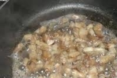 1. Этап. Постные вареники с грибами: В 5-ти ст. ложках масла начните жарить лук. Затем добавьте к нему грибы и жарьте столько, чтобы выпарился весь сок из шампиньонов. Помешивайте и посолите начинку.