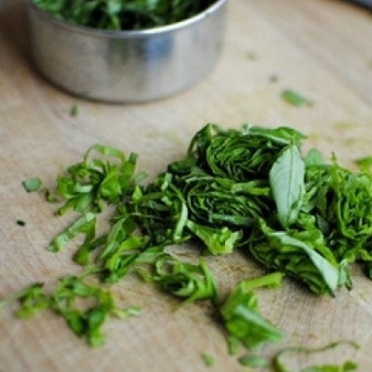 1. Этап. Рикотта с лимоном и базиликом: Теперь необходимо мелко нарубить примерно полстакана базилика.