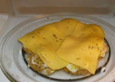 1. Этап. Картофель в микроволновке: Затем достаем наше блюдо из микроволновки, посыпаем слоем сыра - и ставим в микроволновку еще на 2-3 минуты, чтобы сыр расплавился.