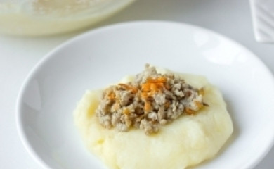 1. Этап. Картофельные зразы с фаршем: Сформируйте небольшие картофельные лепешки. В центр каждой лепешки выложите фарш.