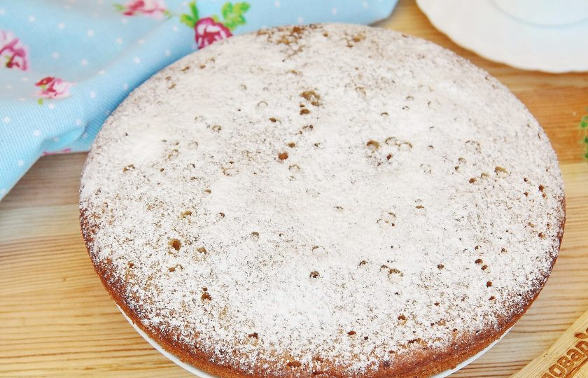 1. Этап. Кекс в мультиварке: 10. Украсьте верх по вкусу и подайте к столу.