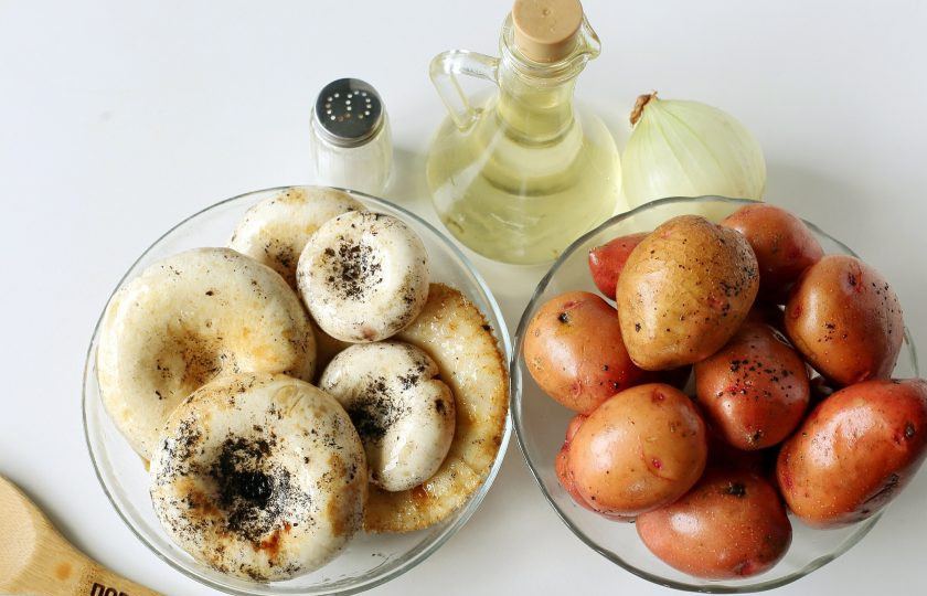 1. Этап. Жареные грузди с картошкой: Подготовьте все ингредиенты.