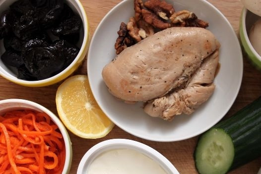 1. Этап. Куриный салат с черносливом и грибами: 1. Куриную грудку вымойте, обсушите, натрите солью и перцем. Обжарьте на сковороде или запеките в духовке до готовности. Подготовьте тем временем остальные ингредиенты.