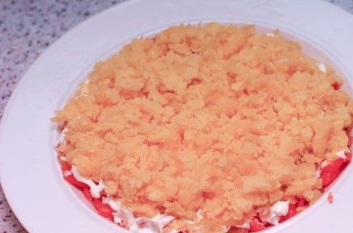 1. Этап. Салат с красной рыбой слоями: 7. Картофель очистите, натрите на средней терке. Слой лука чуть смажьте майонезом и выложите картофель.