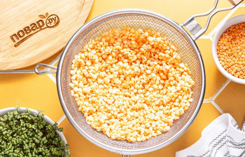 1. Этап. Оладьи из красной чечевицы: Затем слейте воду, а чечевицу промойте и откиньте на сито. Дайте стечь лишней воде.