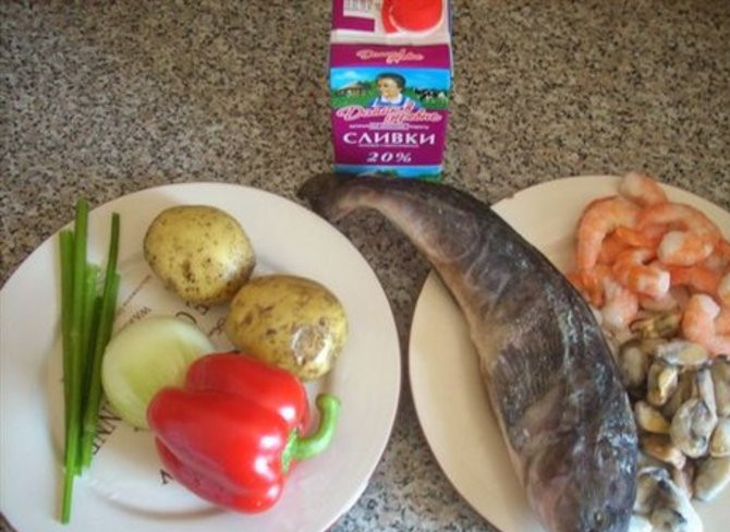 1. Этап. Суп из морепродуктов со сливками: Очищенные креветки и мидии помойте, залейте 500 мл кипятка. Рыбу помойте.