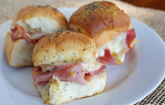 1. Этап. Горячие булочки с ветчиной и сыром: 5. Вытащить готовые булочки из духовки, выложить на красивое общее блюдо и подавать к столу еще теплыми.