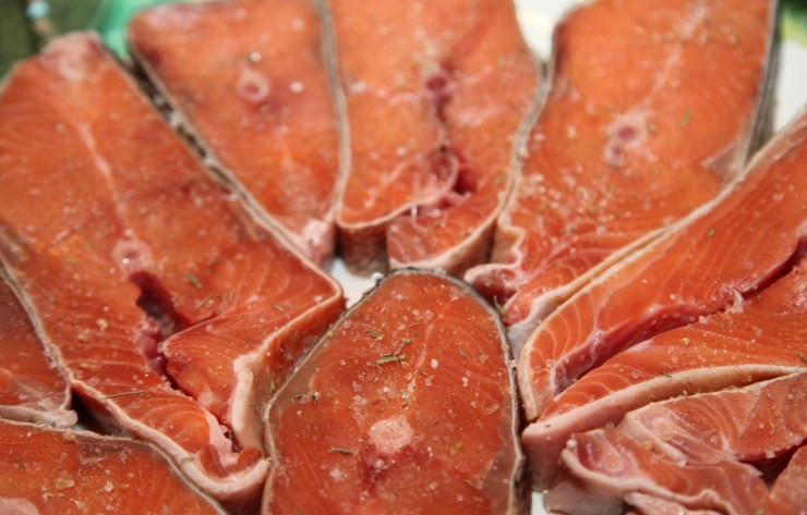 1. Этап. Стейк из горбуши в духовке: Выкладываем стейки на плоское блюдо и посыпаем их с одной стороны половиной от приготовленной смеси.