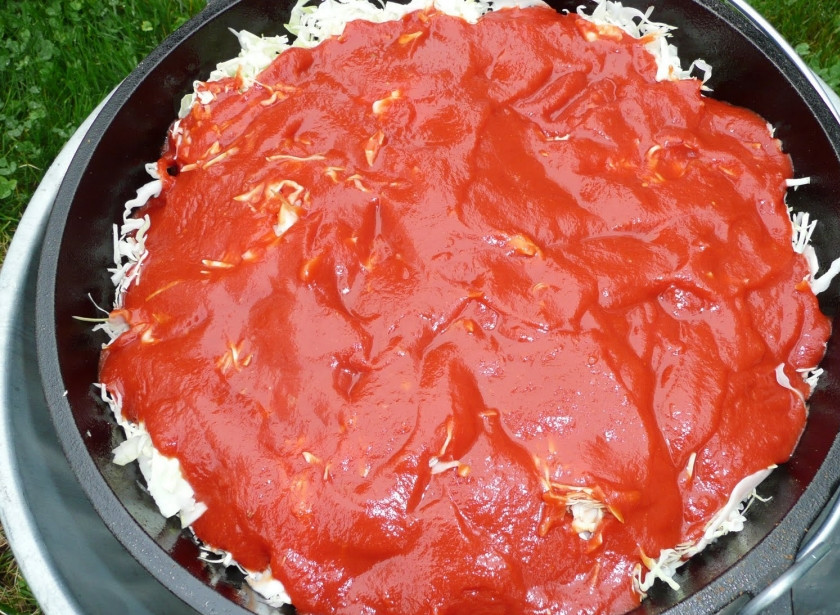 1. Этап. Ленивые голубцы в мультиварке: 2. Сверху выложите томатное пюре. Не перемешивайте.