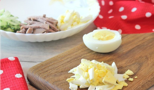 1. Этап. Салат «Тайна Амстердама»: Яйца тоже нарезать соломкой и уложить кучкой около нарезанного полосками языка.