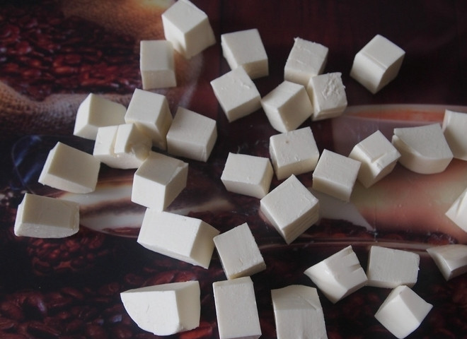 1. Этап. Салат со свеклой и брынзой: 5. Брынзу нарезаю таким же размером, как и свеклу.