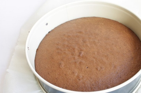 1. Этап. Торт Кучерявый панчо: 2. В оставшееся тесто всыпаем какао, перемешаем и выпекаем второй точно такой же бисквит, только шоколадный.